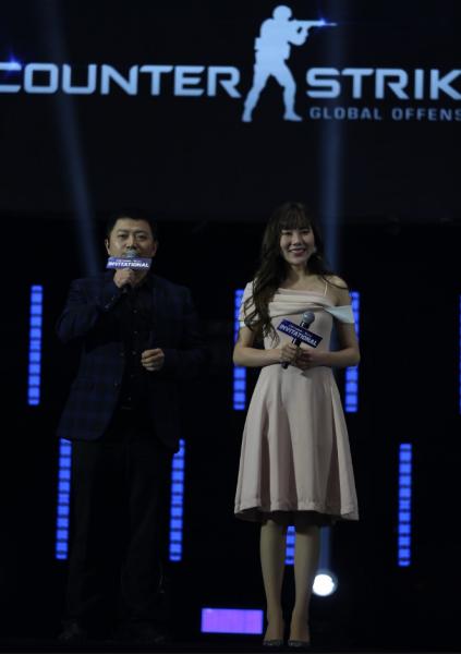 帥男靚女同臺(tái)亮相